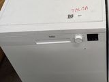 deux appareils électroménagers blancs posés sur une palette dans un entrepôt