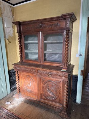 Buffet deux corps en chêne sculpté, colonnes torsadées, port…