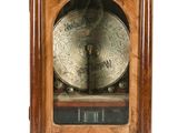 une horloge posée sur une table