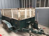 une remorque équipée d'une cage à l'arrière, dans un garage