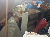 une pièce avec beaucoup de cartons et des cartons sur le sol