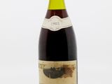 la bouteille de vin est posée sur une surface blanche