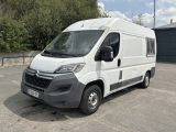 une camionnette blanche garée dans un parking