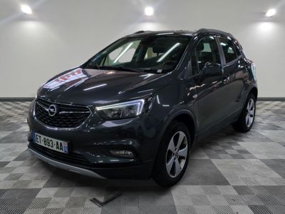 une OPC grise garée dans un garage au sol carrelé