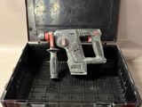 une mallette à outils noire contenant deux outils