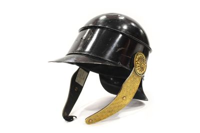 un casque posé sur une table