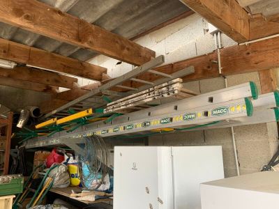 une photo d'un garage avec tout un tas d'outils par terre