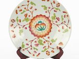 une image représentant une assiette blanche ornée d'un motif floral