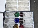 six boules de Noël en verre dans une boîte posée sur une table