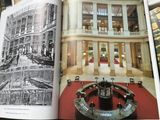 un livre ouvert dans lequel figure l'image d'un bâtiment