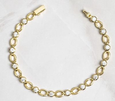 Gros plan sur un bracelet en or orné de diamants