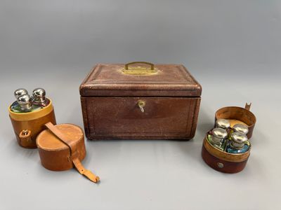 une vieille boîte en bois contenant deux tasses et une boîte en bois munie d'un couvercle