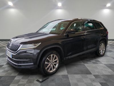 un SUV noir garé sur un sol en carrelage à damier dans un garage