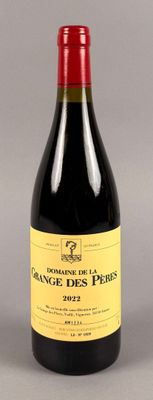 une bouteille de vin posée sur une table