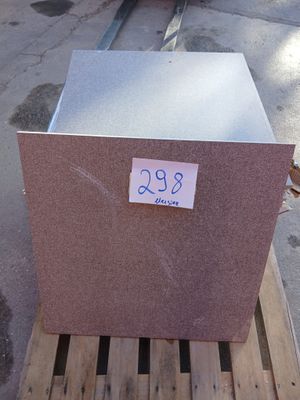 une boîte posée sur une palette
