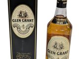 une bouteille de whisky Glen Grant à côté d'une boîte en carton
