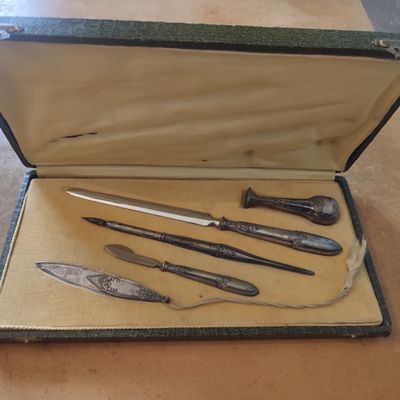 un étui contenant un ensemble de couteaux et un aiguiseur