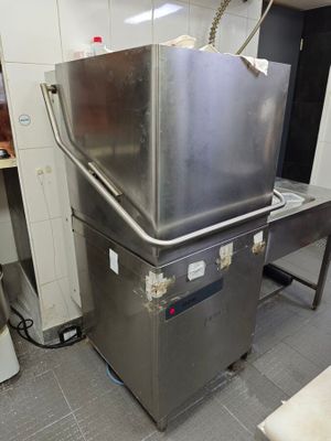 un gros appareil qui se trouve dans une cuisine