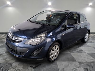 la photo d'une voiture bleue garée dans un garage