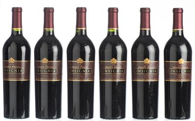 six bouteilles de vin rouge sont alignées