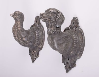 une paire d'appliques murales anciennes en fonte représentant un chien et une dinde