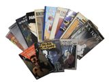 un grand nombre de bandes dessinées sur la table