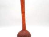 un vase en bois posé sur une surface blanche