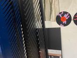 un présentoir sur lequel sont posés tout un tas de disques vinyles