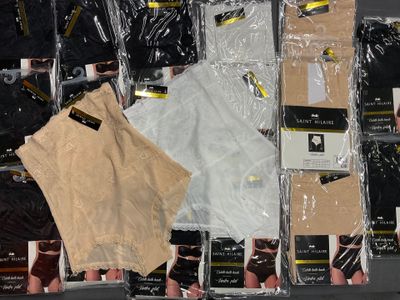 de nombreuses paires de sous-vêtements pour hommes exposées dans un magasin