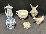 de nombreuses pièces de poterie différentes posées sur une table