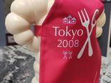 une figurine représentant un chef tenant une fourchette et un couteau