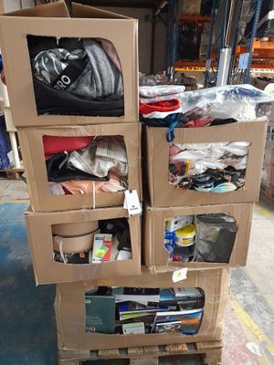 boîtes empilées dans un entrepôt