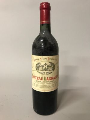 une bouteille de vin posée sur une table