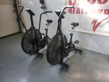 deux vélos garés dans un garage