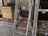 deux échelles posées dans une pièce