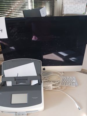 un ordinateur de bureau posé sur un bureau, avec une imprimante dessus