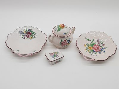 trois pièces en porcelaine, à savoir une théière, une soucoupe et une assiette