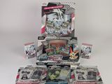 une boîte de cartes à collectionner Pokémon posée sur une table