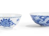 paire de bols en porcelaine bleue et blanche ornés de motifs floraux