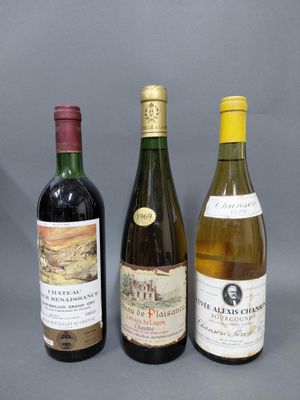 trois bouteilles de vin sont alignées sur une surface grise