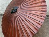 un parapluie rouge posé par terre
