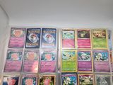 une boîte contenant de nombreux types de cartes Pokémon différents