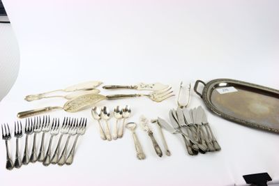 beaucoup d'argenterie sur une table, posée sur un plateau en argent