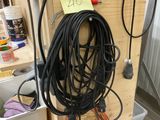 un tas de fils qui pendent du mur