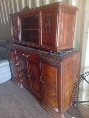 une armoire en bois posée dans un coin d'une pièce