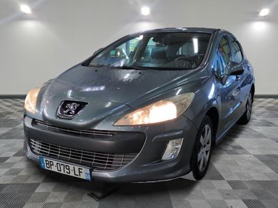 la photo d'une voiture garée dans un garage