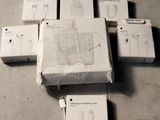 un tas de prises électriques blanches par terre