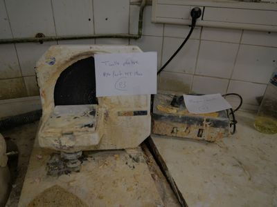 des toilettes sales avec un panneau dessus, dans des sanitaires sales