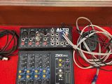 une boîte rouge sur laquelle se trouvent plusieurs appareils audio