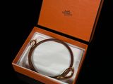 une boîte orange contenant une ceinture en cuir marron